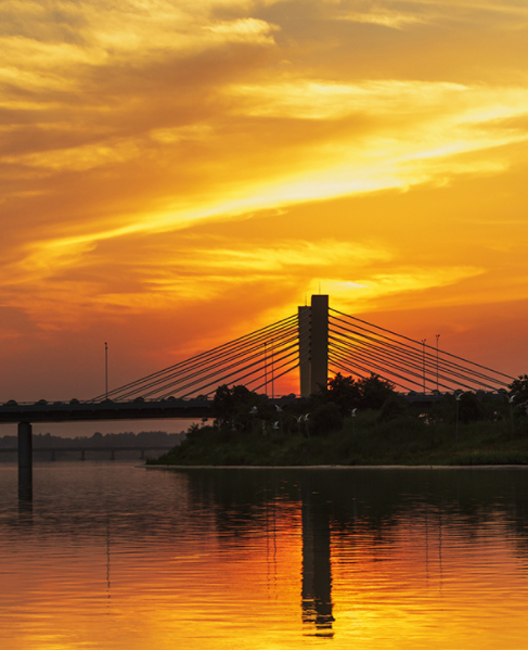 天黑之前,安徽省六安市城区之月亮岛的落日光景.