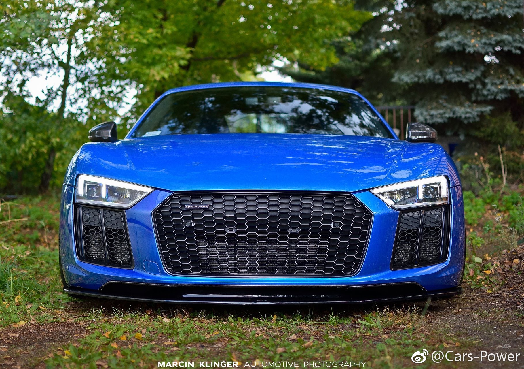 这是一辆蓝色的奥迪r8,外观霸气十足.