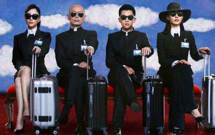 海关人员穿低胸吊带裙工作,被网友吐槽有碍观瞻,论工作服重要性