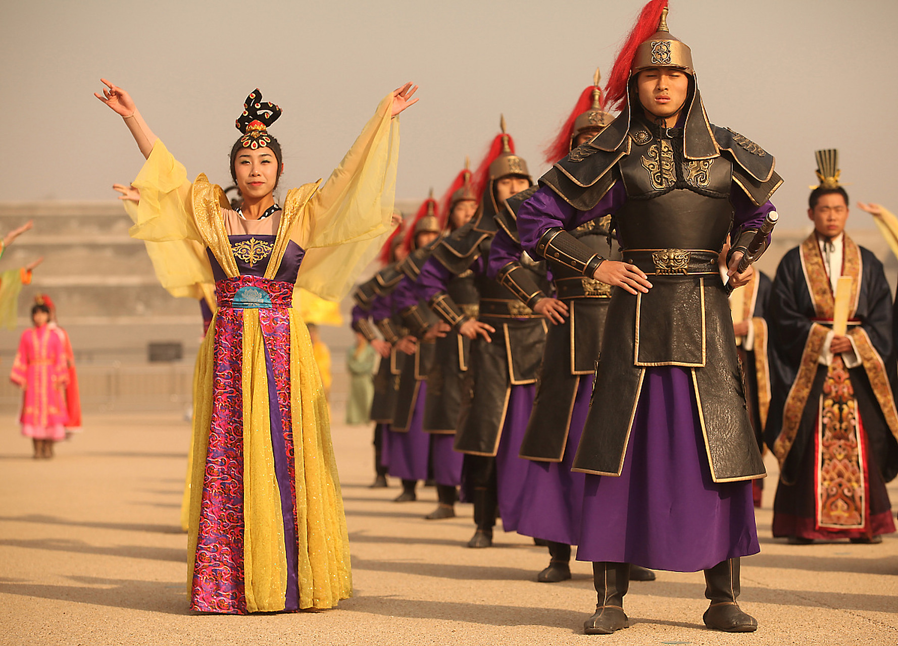 符合发展潮流的"西夏服饰",由简单到多样  西夏的衣冠制度规定西夏