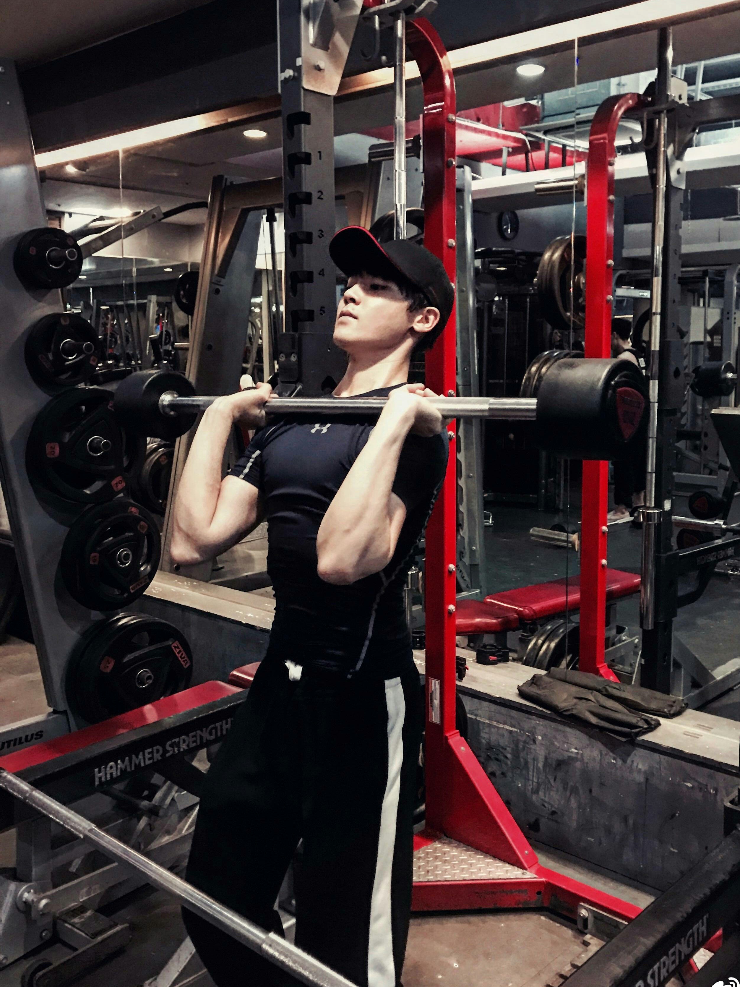 侯明昊,1997年8月3日出生于北京,中国内地男演员,歌手.