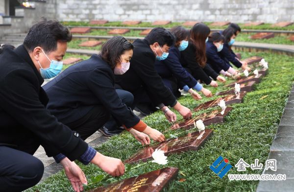 镇江市烈士陵园举行集中代祭扫活动