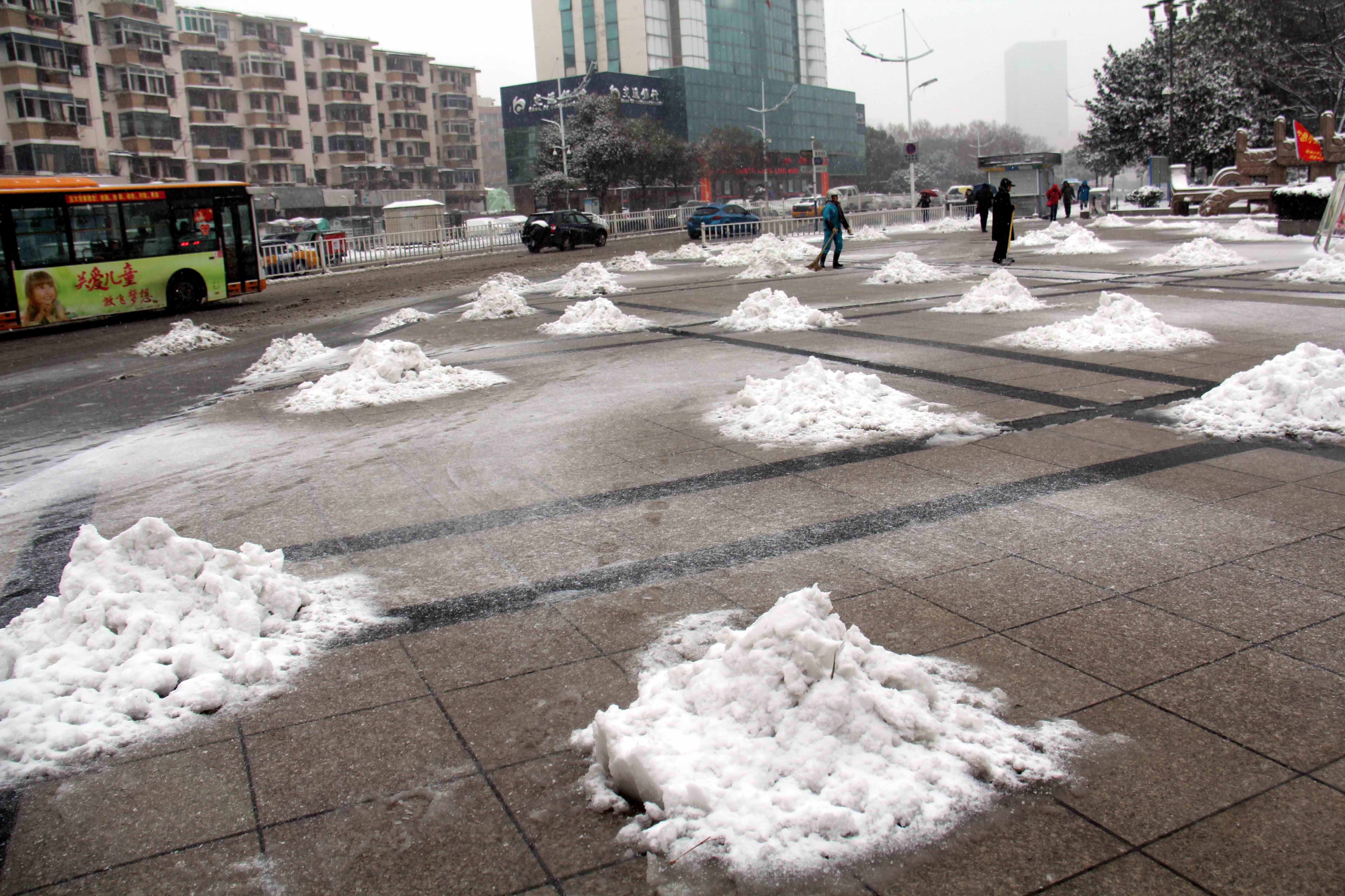 暴雪来袭,安徽芜湖这路边一个个雪堆看了让人感动