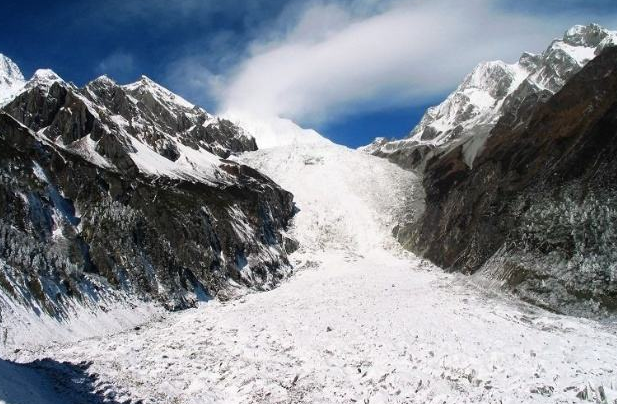 旅游:中低纬高山寒冷地区的石冰川