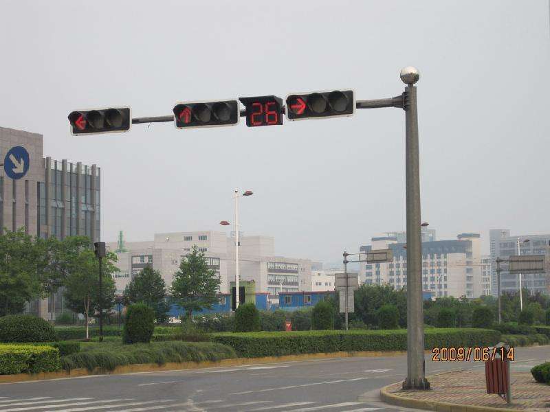 黄灯没闯过去,是继续硬着头皮开还是退回去等待?交警:再说一次