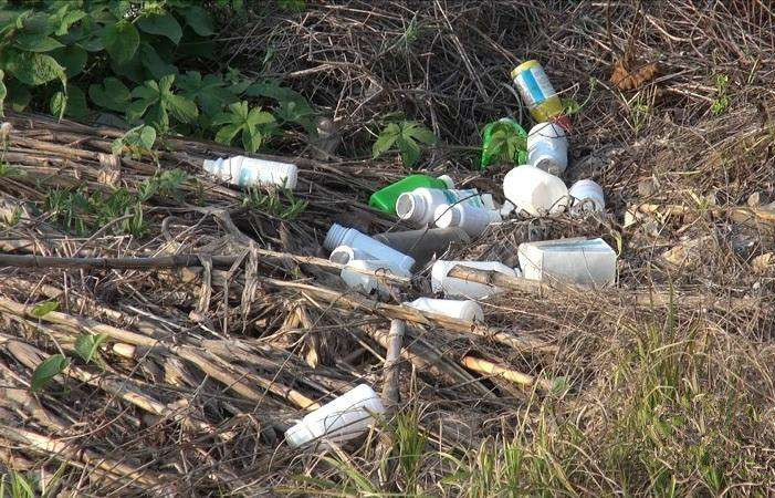 农药瓶污染席卷农村,300万个瓶子回收不足10%,谁来救救土地?