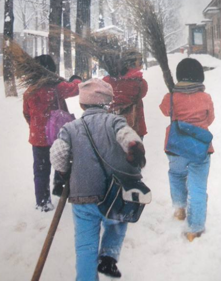 80年代学生扫雪图片