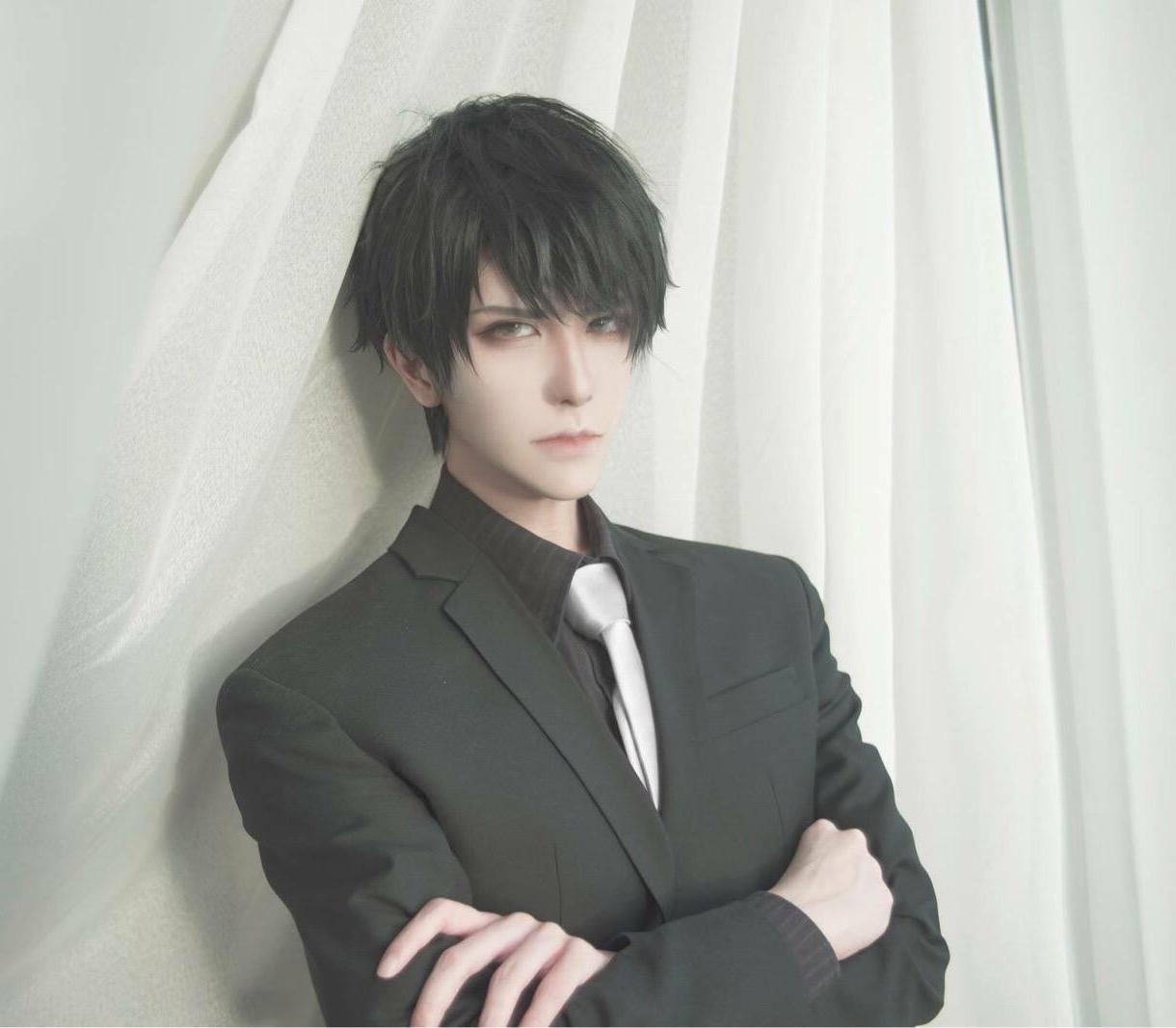 来自马来西亚的姑娘八犬,cos起男装来简直比女生还要帅气,一身西装