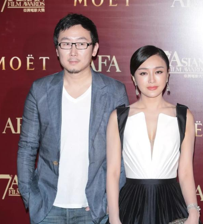 秦岚被爆新恋情,机场与新男友有说有笑cp感十足,走近看原来是他