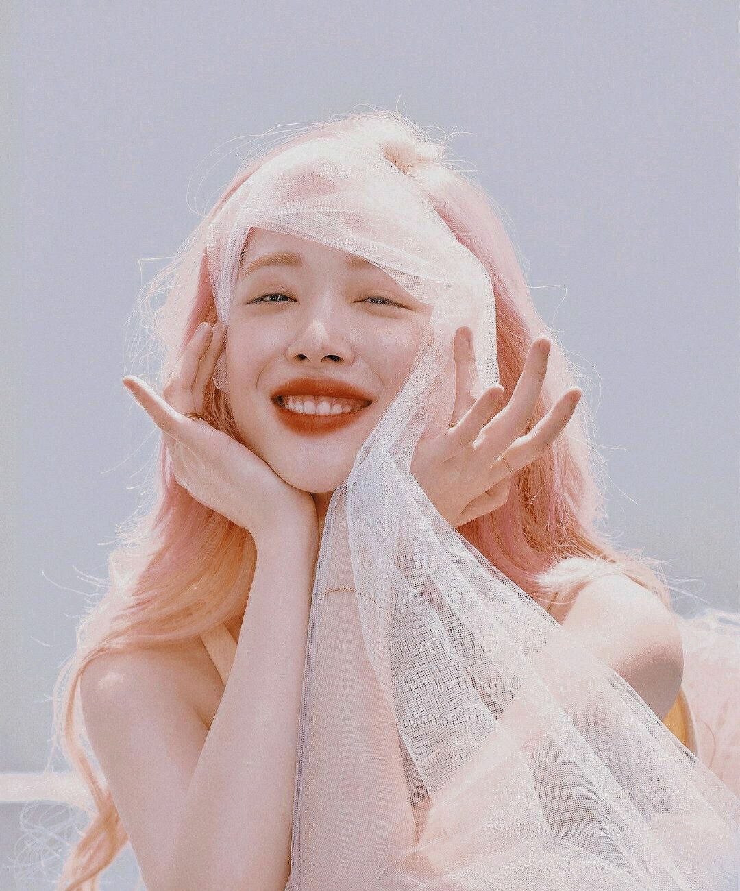 年仅25岁崔雪莉在家中自杀生前患有严重抑郁症