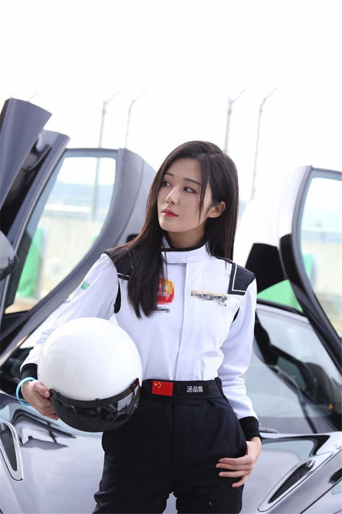 她是中国知名女艺人,成迈凯伦胜之队全球首位女车手,座驾更霸气