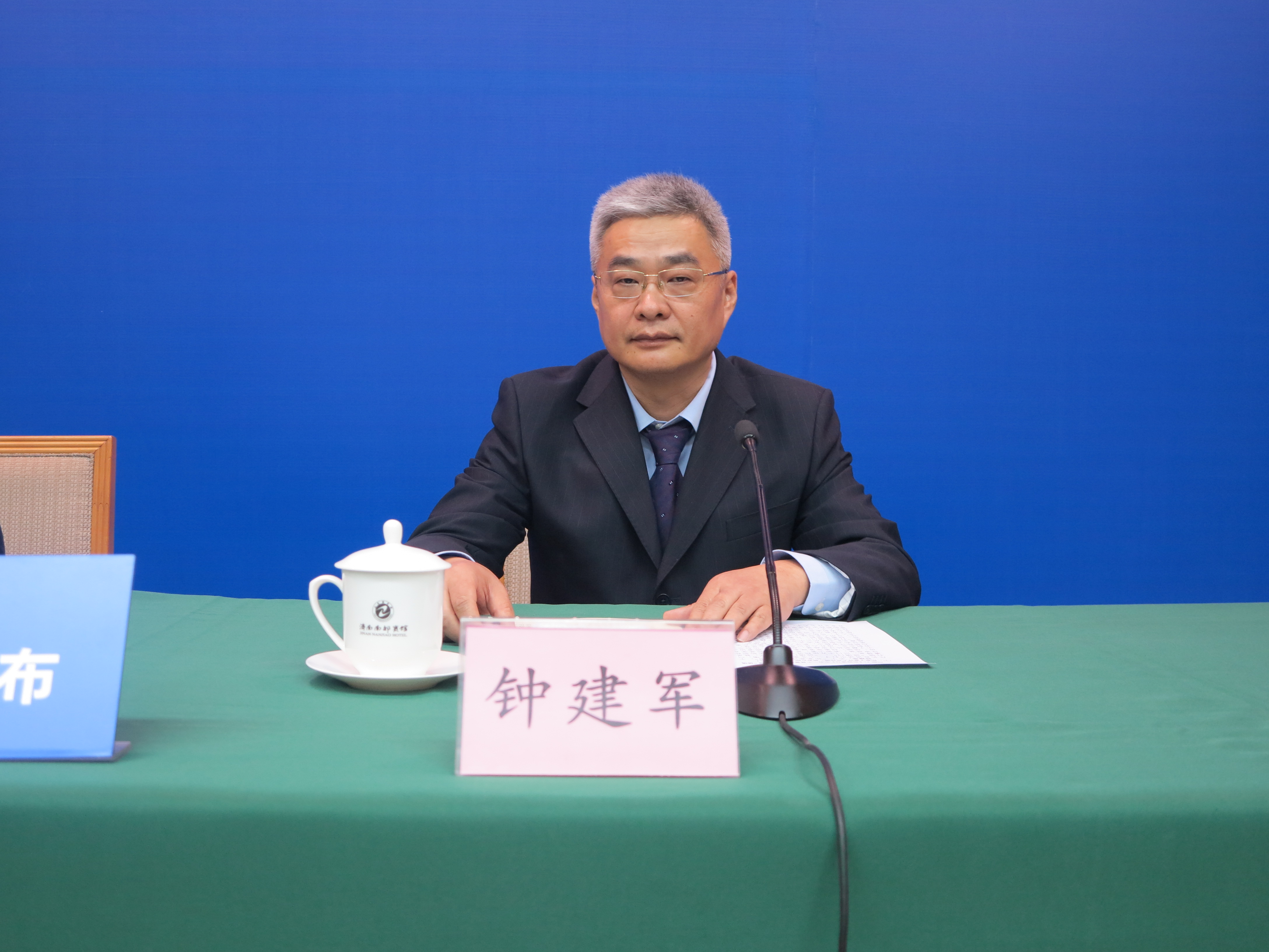 山东省人力资源社会保障厅专业技术人员管理处调研员 钟建军