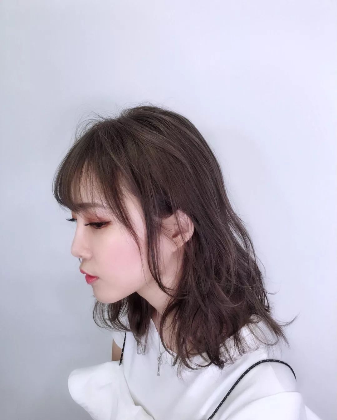 对于亚洲妹子来说,慵懒锁骨发是非常适合也非常百搭的发型