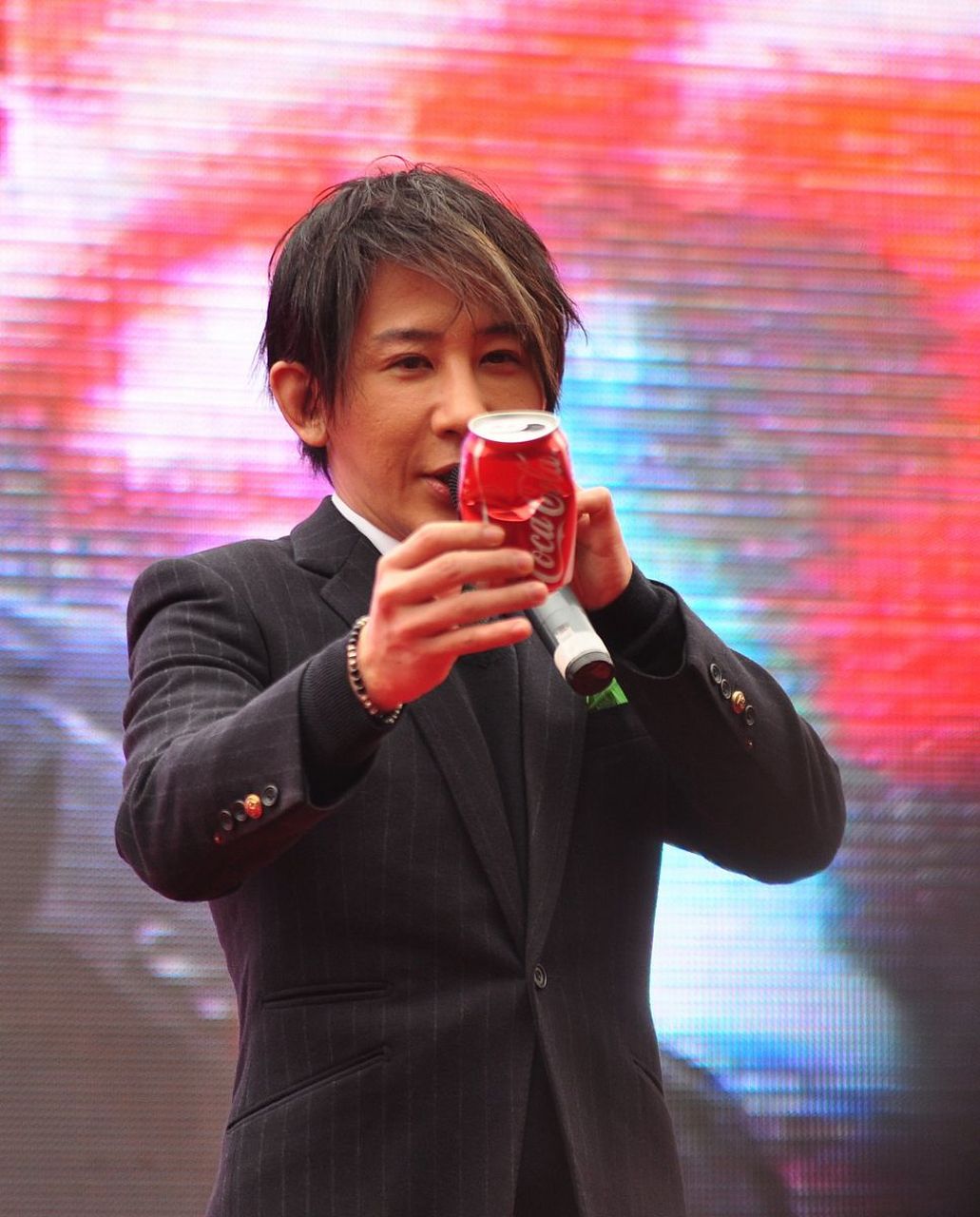 变魔术 上演"耍大牌"  还记得那年春晚,那个惊艳全国的魔术师刘谦吗?