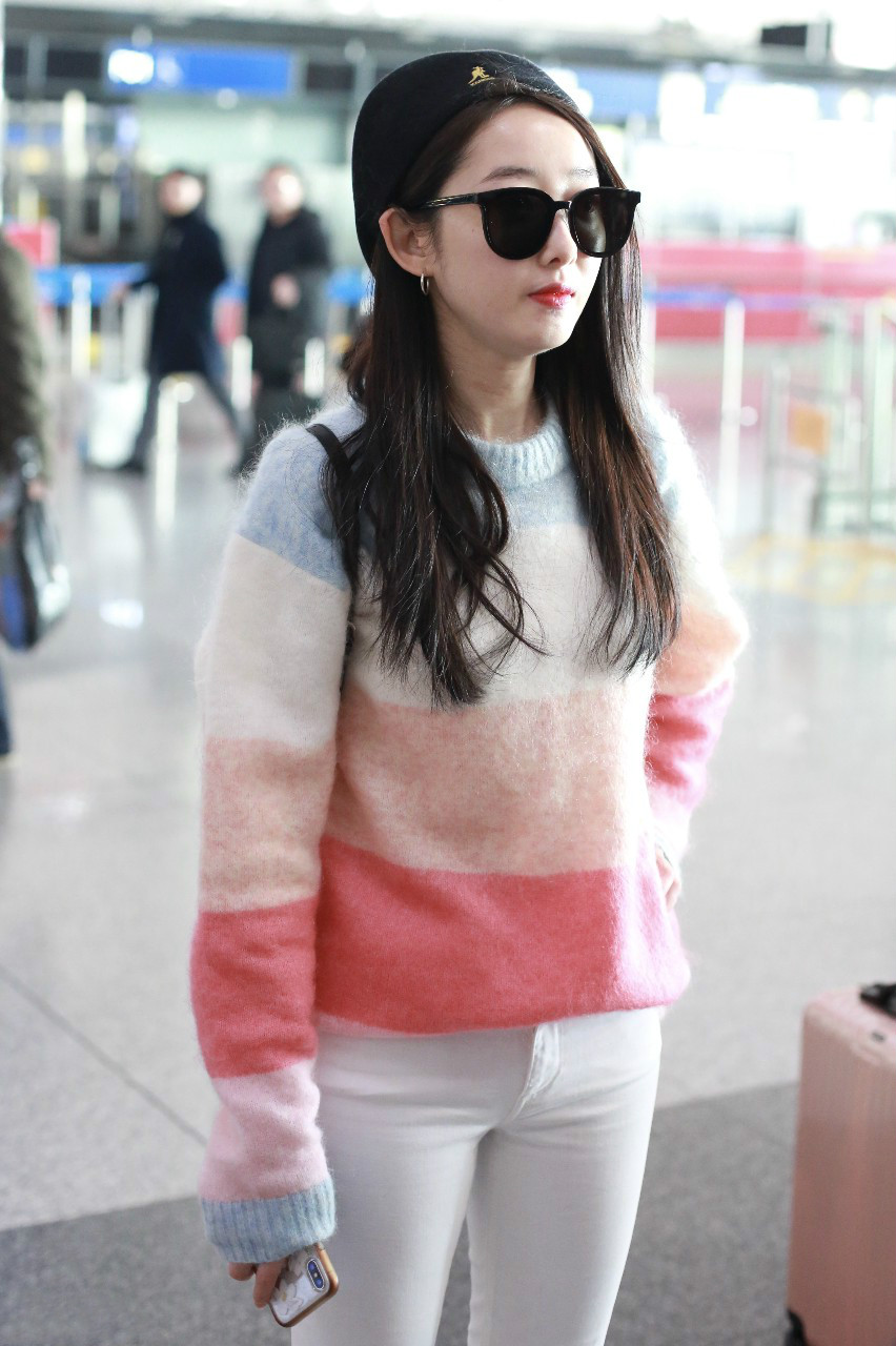 蒋梦婕戴墨镜穿拼色毛衣搭配白色裤子现身机场,皮肤白皙笑容灿烂