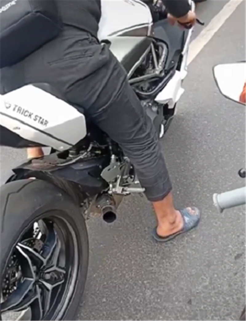 罕见"象牙白"川崎h2摩托车,配l4引擎,车主脚上拖鞋成最大亮点