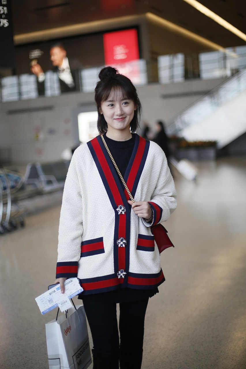 湖南台停播袁冰妍相关剧集[疑问] 近日,有关袁冰妍税务问题的消息曝光