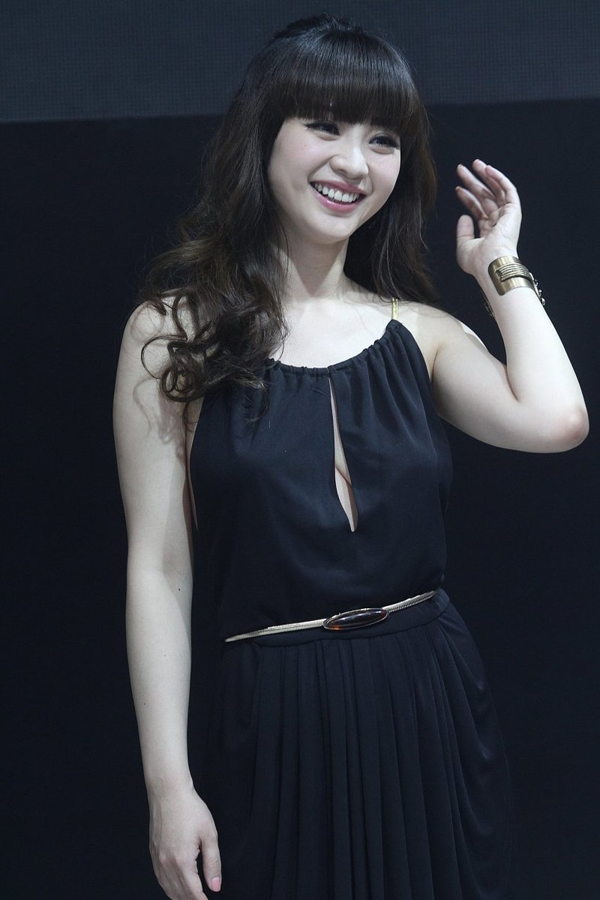 一天30岁的柳岩主持完节目,发现扣掉妆发费,车马费,公司要抽调的费用