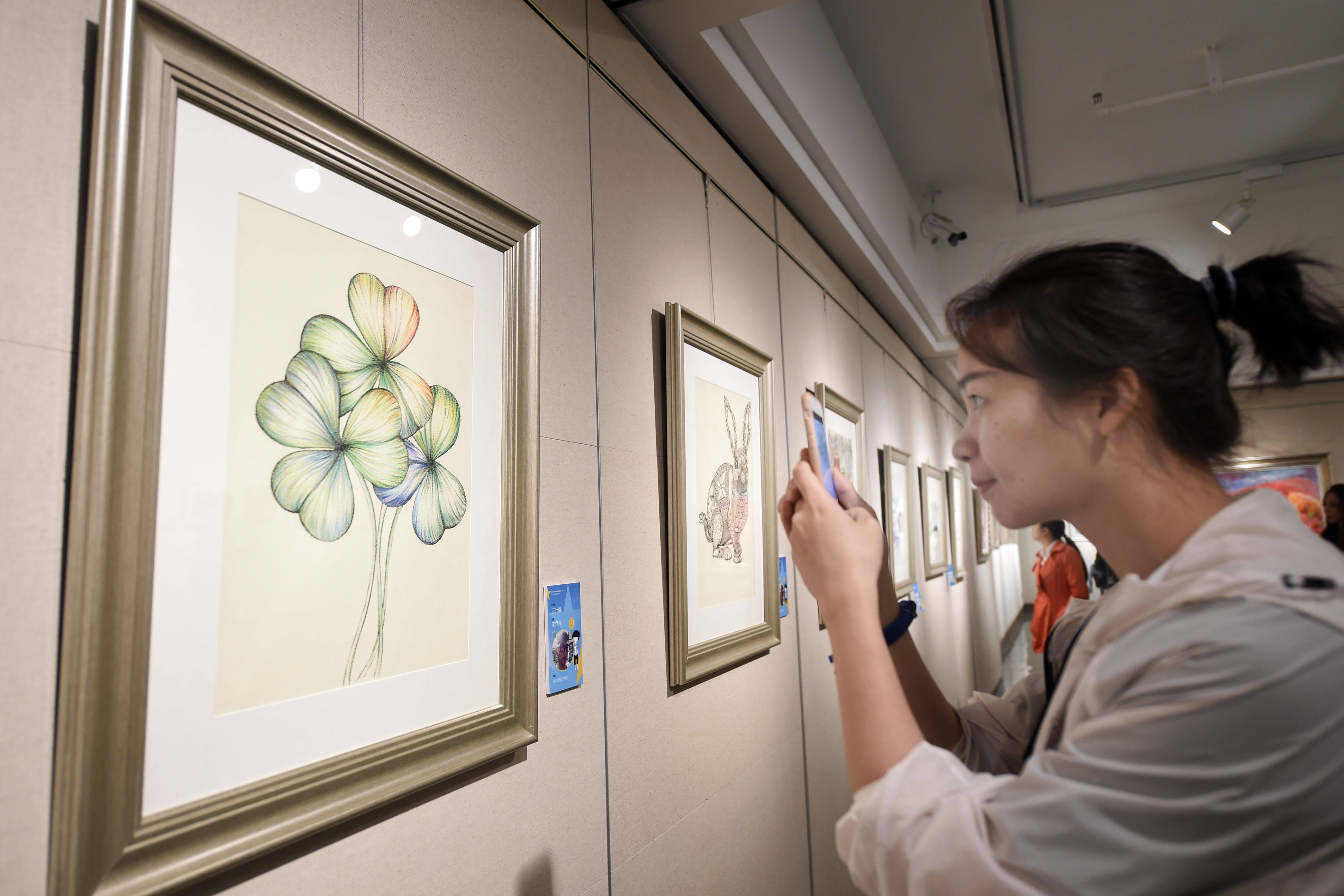 杭州举办"来自星星的画语"特殊学生公益画展(2)