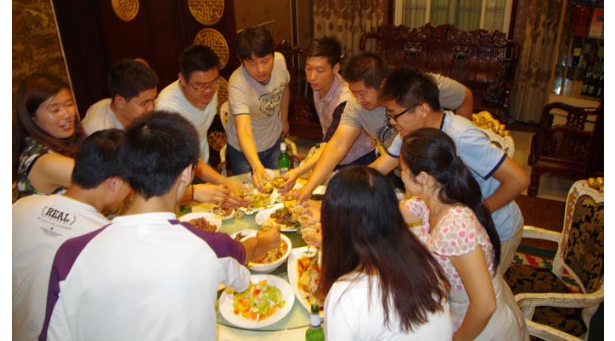 公司年会聚餐,职场达人教你3句话,助你在酒桌上"脱颖而出"