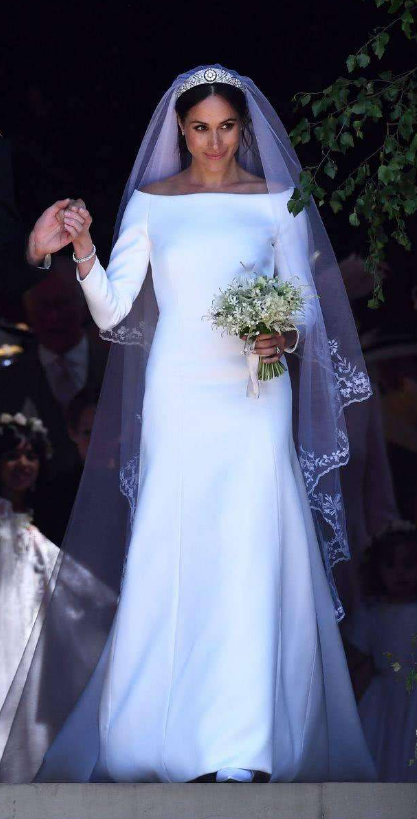 梅根的婚纱简洁大气,但跟英国女王的相比,还是有一定距离