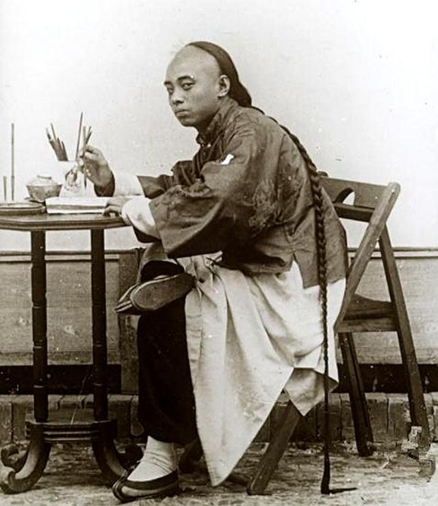 图为清朝时期一个小男孩和一个小女孩在定娃娃亲的画面,看得出这两个