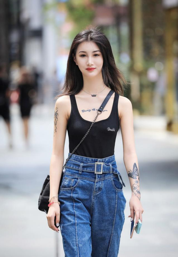 黑色的背心搭条牛仔长裤,小姐姐显得干练又有气质,好身材秀出来.