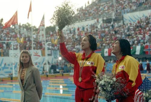 奥运冠军杨文意!与沈坚强相恋多年,退役弃官从商,为爱定居美国