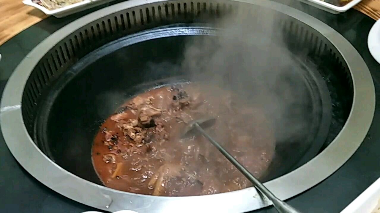 耐心等待半个多小时,地锅炖大鹅终于登场啦