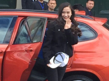 那就是奔跑吧中的杨颖,这要说到下车的姿势,那就数baby最亲切了,也是