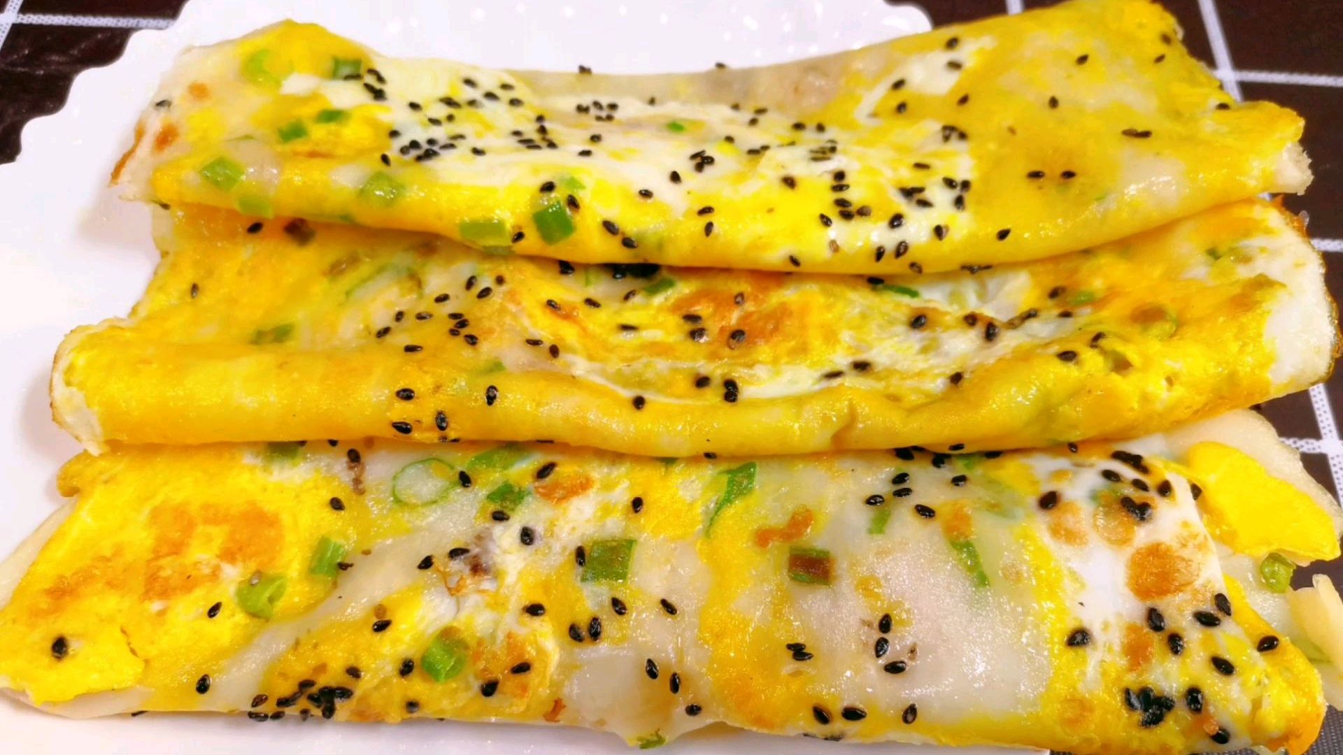 想吃鸡蛋饼别出去买了,东北媳妇教你制作方法,柔软筋道凉了不硬