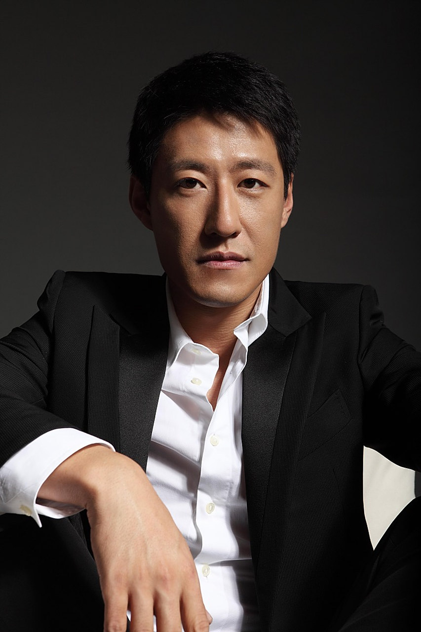 演员于震,年轻的时候,遛街,看见一个非常漂亮的女孩,白裙子,骑着