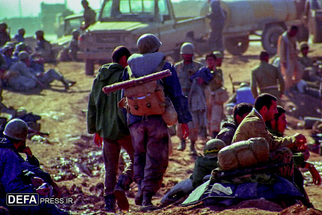 两伊战争老照片:伊拉克化学武器攻击,让伊朗士兵是惶恐不安