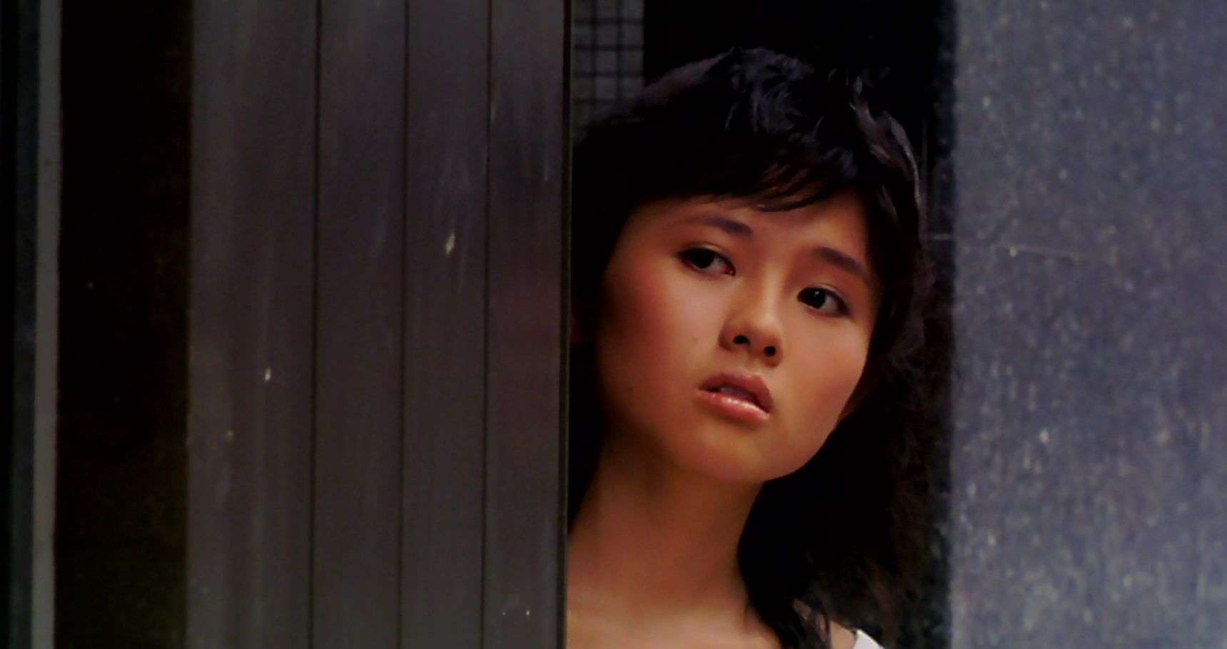 1985年与张国荣一同出演了《为你钟情》爱情浪漫片 转载自百家号作者