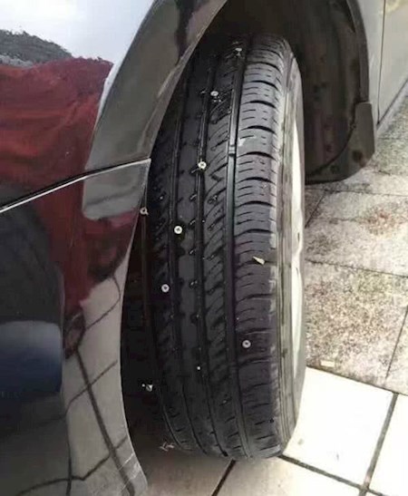 轮胎上被扎了这么多钉子安然无恙,看来质量可以啊!