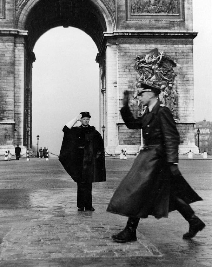 二战中法国被占领时在凯旋门前向德军军官敬礼的法国男人