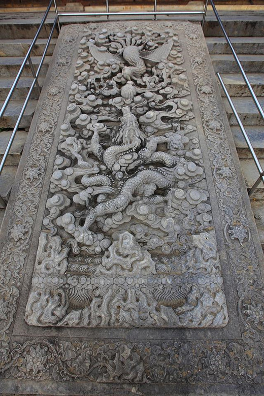 隆恩殿前的汉白玉台基中央有透雕的龙凤陛石,其构图为"凤上,龙下"