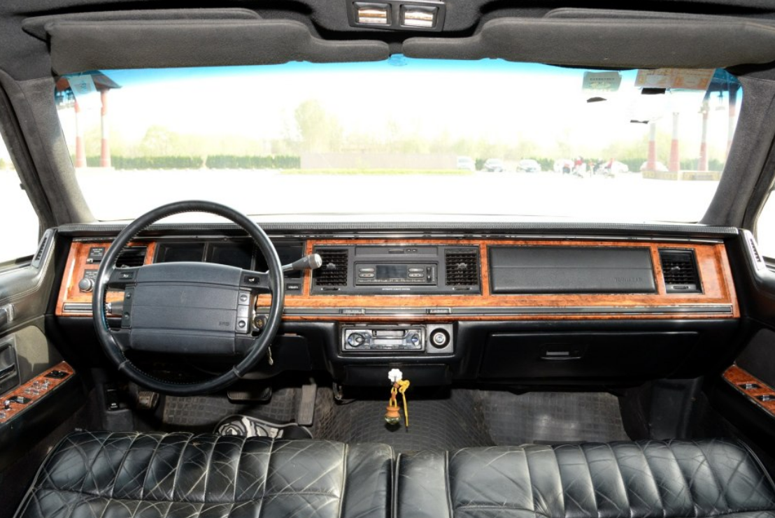 这一组林肯城市汽车的照片你喜欢吗?车内充满了复古风格的内饰设计.