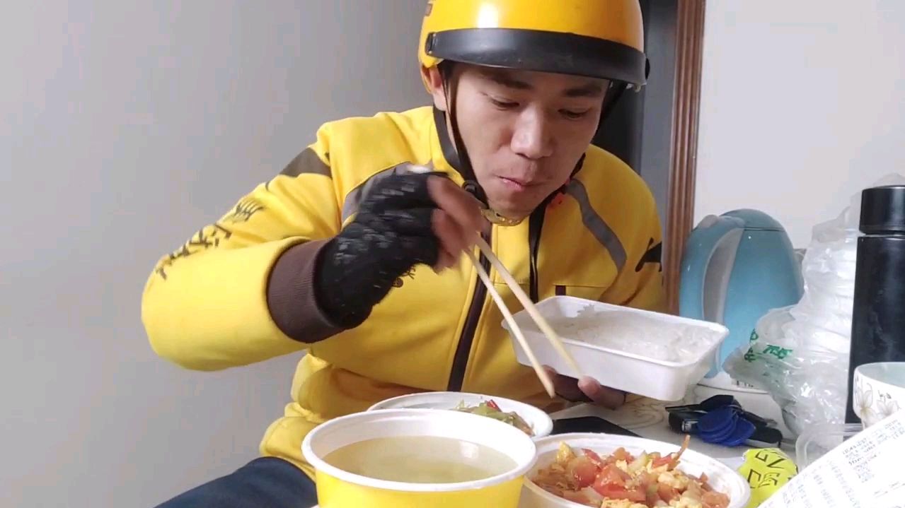顾客地址写错,只好把外卖送我吃,感觉吃的不安心,把餐钱退给她