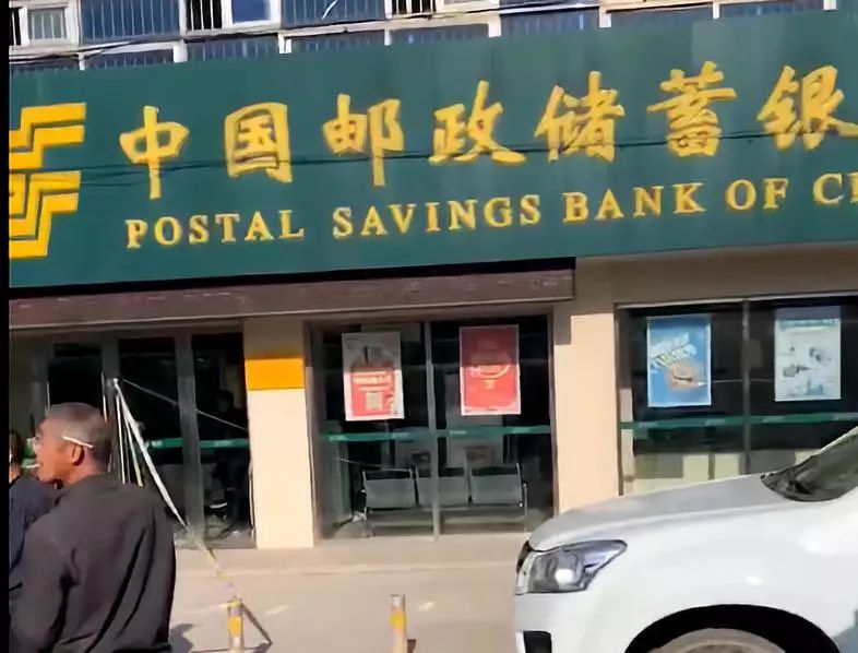 今天上午,一男子持"枪"抢银行!(现场视频)