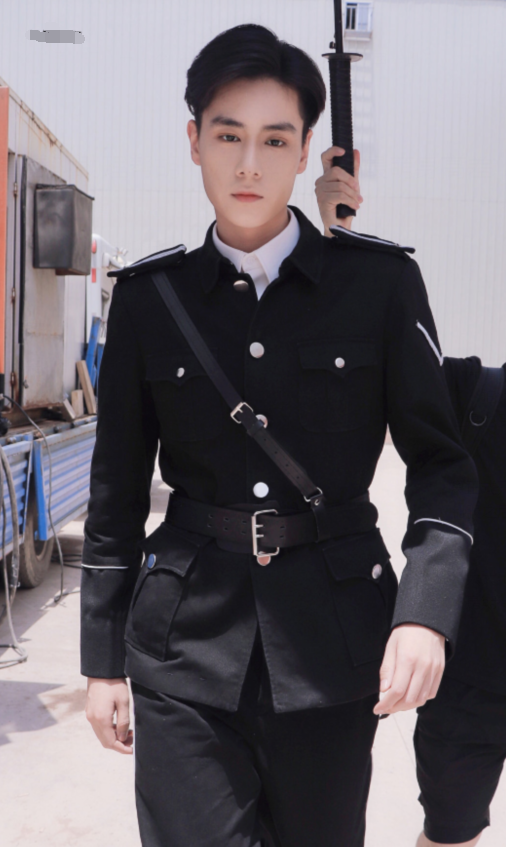 有一种喜感叫助理帮胡一天打伞,上演最萌身高差,举伞太吃力!