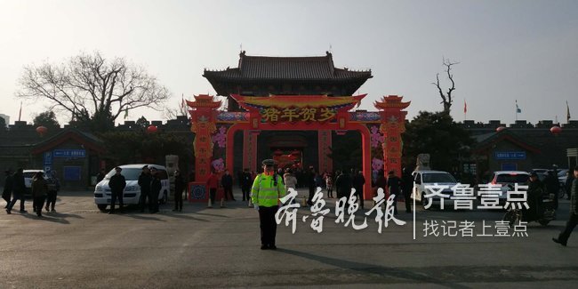 天外村停车场饱和 泰安交警提前到岗加紧巡逻管控