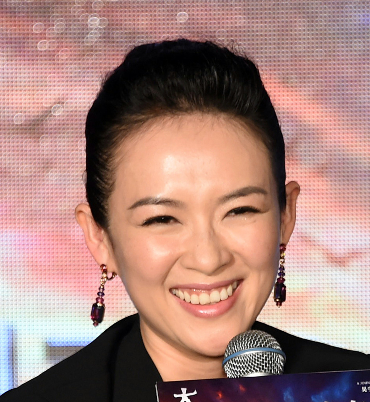 章子怡狗啃刘海  章子怡新戏造型曝光,狗啃刘海引发时尚圈热议!