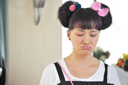 她是《回家的诱惑》中"傻大姐"宝莲,现实中时尚性感,反差太大