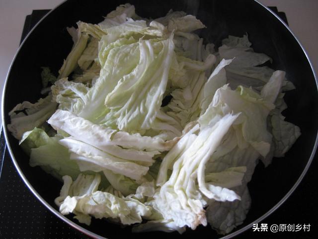 每日一道菜,今日教大家做醋溜白菜片,酸甜可口,妈妈的味道
