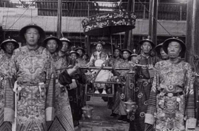 慈禧西行逃窜,县令当做难民赶走,被绿豆粥和鸡蛋感动落泪