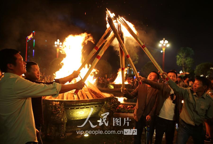 云南楚雄:欢庆彝族火把节