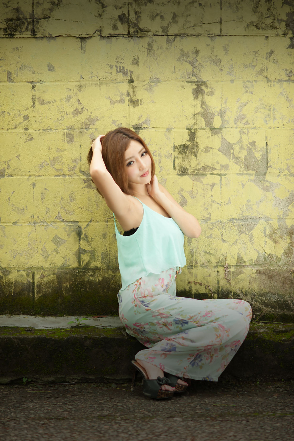 靓丽美女赵芸吊带小衫配碎花长裙清新写真