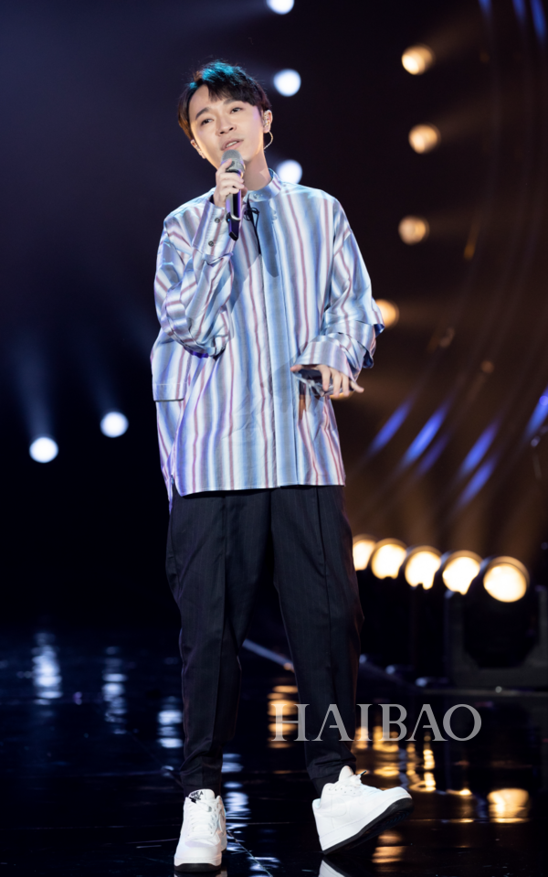 吴青峰在《我是歌手》之中身穿速写19春夏条纹衬衫,他的好品味,你也能