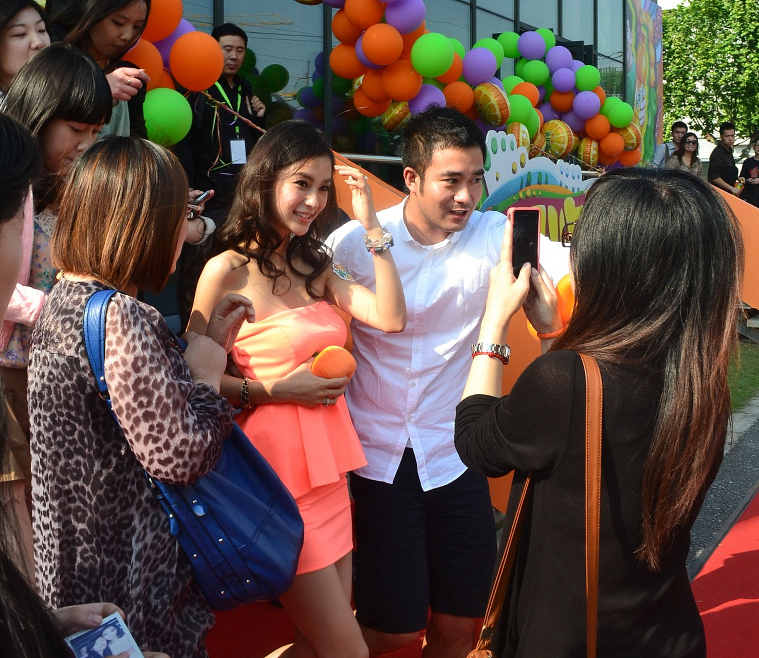 10月3日,angelababy在巴黎时装周的活动上与爱马仕总监合影,这一亮相